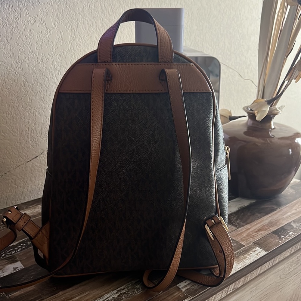 Michael kors signature back pack, very clean used only a few times - Picture 2 of 10